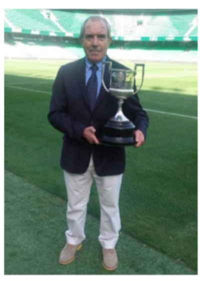 24-11-2017 Jaume Sabaté met de Copa del Rey uit 1977. 40 jaar na het winnen van de Cup.