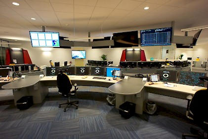 Recent heeft TOL Plaatwerk de torensimulator van het NLR (Netherlands Aerospace Centre) aangepast. Het hele bedieningslessenaar hebben we groter moeten maken, zodat er met meerdere operators gewerkt kan worden.