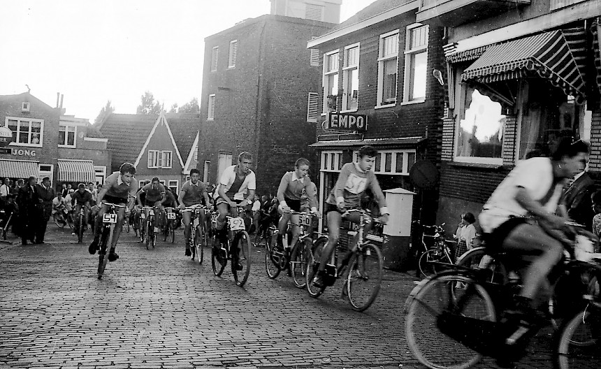 Een verbeten strijd om de punten voor het bergklassement bij de beklimming van de lastige ‘Col de Hips’, een col van de 3e categorie. We herkennen vanaf links de volgende renners: Leo Leeflang, Gerrit Veerman ‘Reus’, Luc Eeckhout, Kees Tuijp ‘Sikkie’, Cor Kes, Gerrit Schilder ‘Kakes’, Kees Schilder ‘Vlugt’ en Kox Mooijer.