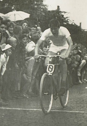 Na een hevige strijd komt Jan Kitte over de finish. Hij werd uiteindelijk de winnaar van de Tour de Gheel 1961.