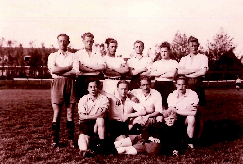 Boven: Arie Tol, Jaap Buijs (Oloot), Jack Buijs, Jaap Steur (Joep), Hein Veerman (Bel) en Dick Buijs.  Onder: Herman Tol, Kees Buijs, Kees Tol (Ploffie), Henk Sier.  Liggend: Piet de Boer