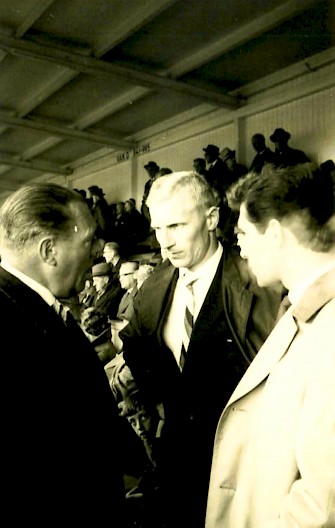 Legendarische voetbal- en wielrencommentator Jan Cottaar in gesprek met de Knoest. Johan Pelk luistert mee.