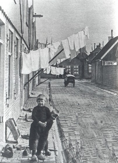 Twee jongens Spieringstraat met Bolderkar op achtergrond