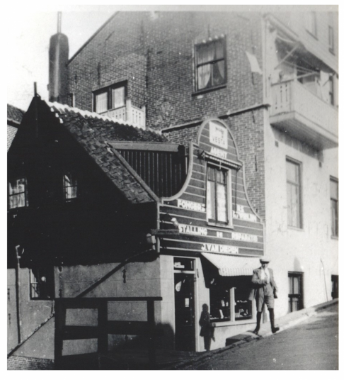 De fietsenzaak van Jan van Diepen, later van Henk van Teun naast het toenmalige café van Willem Binken (nu café-restaurant ’t Havengat). Voor Jan van Diepen was hier de kapperszaak gevestigd van Niek de Wit. Zie Bedakkertje over de Sint Jozefstraat .